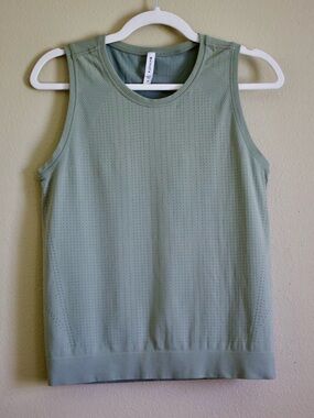 Athleta Women’s Sage Green Perforated Performance Tank Size Small